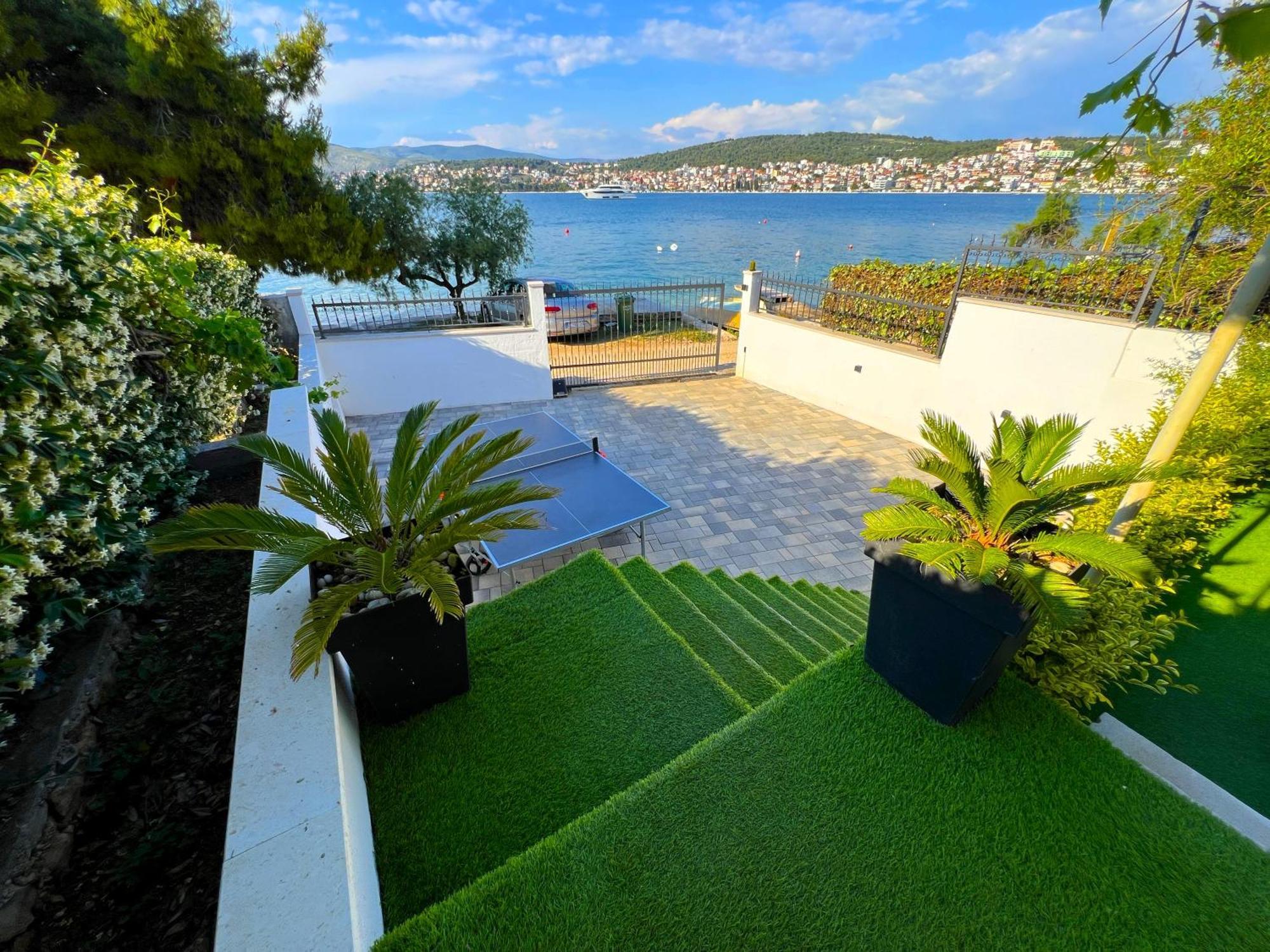 Beach Holiday Home With Private Jacuzzi & Parking 特罗吉尔 外观 照片